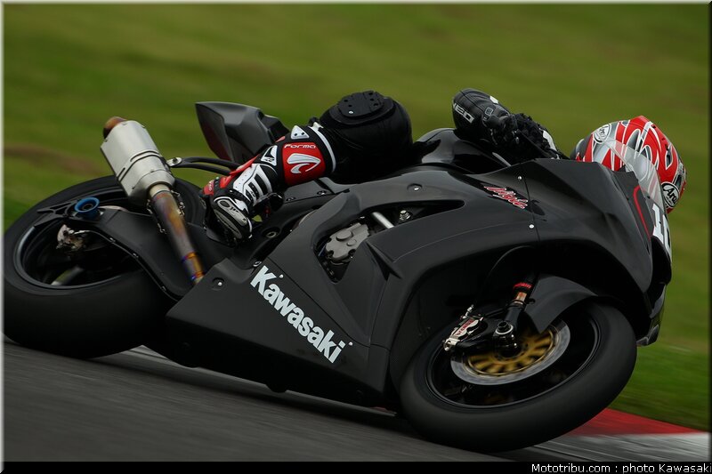 kawasaki_zx10r_2011_test_suzuka_2011_04