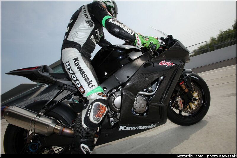 kawasaki_zx10r_2011_test_suzuka_2011_08