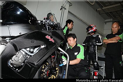 kawasaki_zx10r_2011_test_suzuka_2011_06.jpg