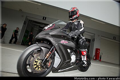 kawasaki_zx10r_2011_test_suzuka_2011_07.jpg
