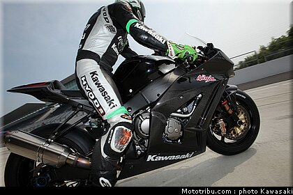 kawasaki_zx10r_2011_test_suzuka_2011_08.jpg
