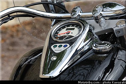 kawasaki_2012_900_classic_04.jpg