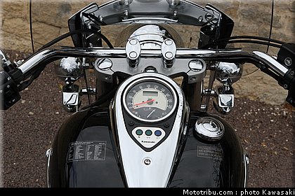 kawasaki_2012_900_classic_12.jpg