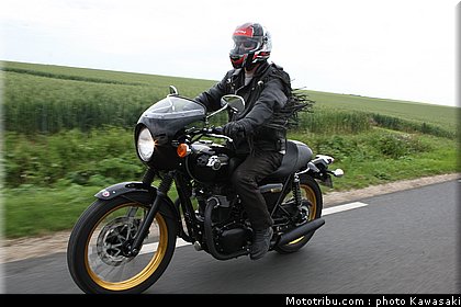 kawasaki_2012_w800_special_edition_01.jpg