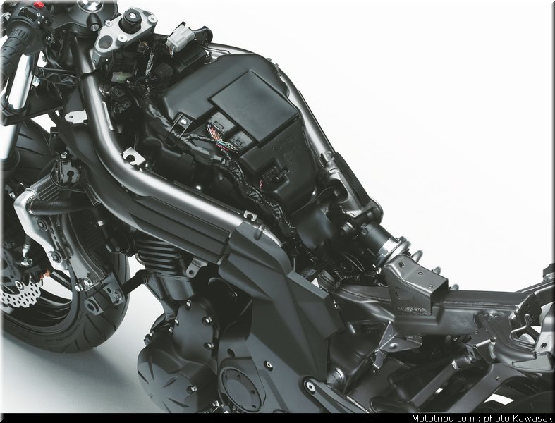kawasaki_2012_er6f_044