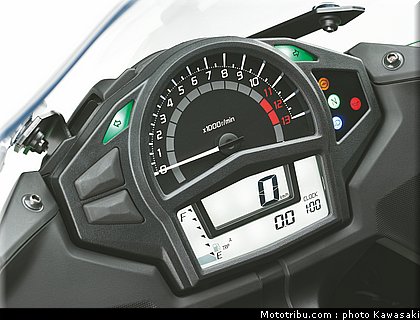 kawasaki_2012_er6f_034.jpg