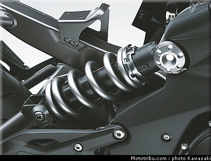 kawasaki_2012_er6f_045.jpg