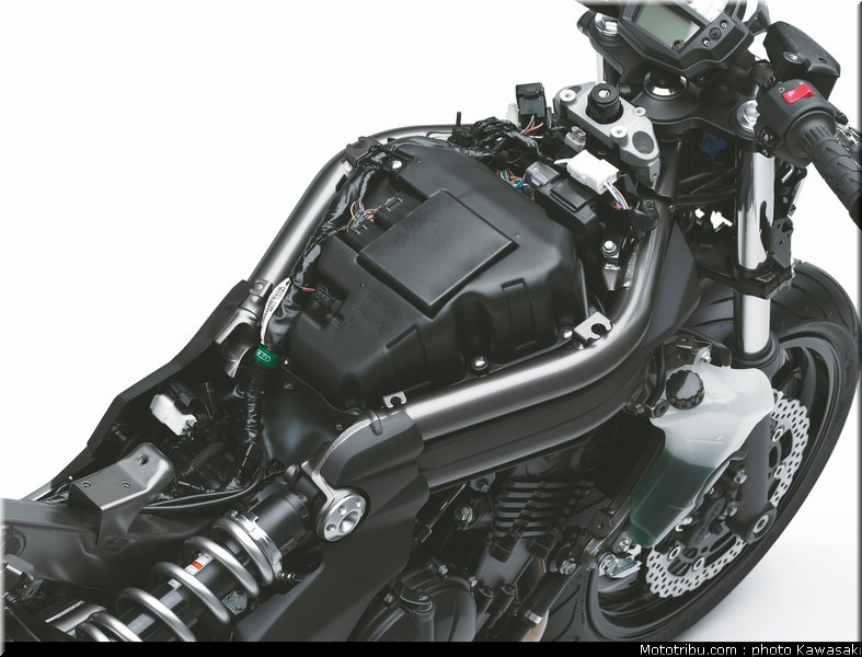 kawasaki_2012_er6n_059