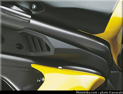 kawasaki_2012_er6n_039.jpg