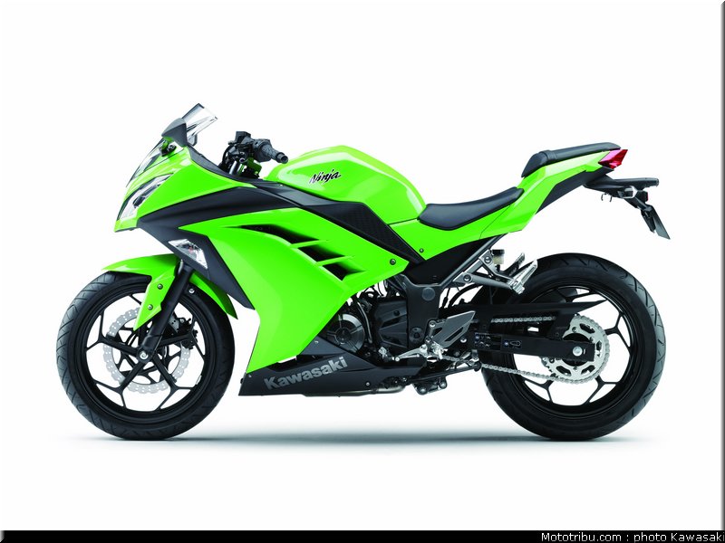 kawasaki_2013_ninja_300_02
