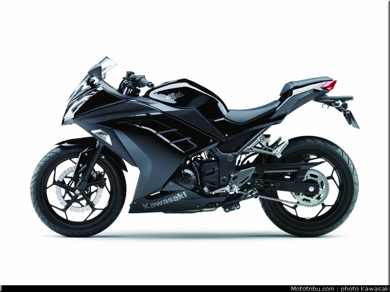 kawasaki_2013_ninja_300_09