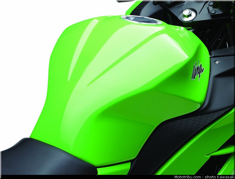 kawasaki_2013_ninja_300_25