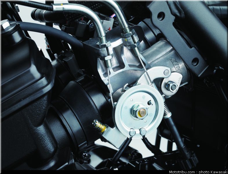 kawasaki_2013_ninja_300_30