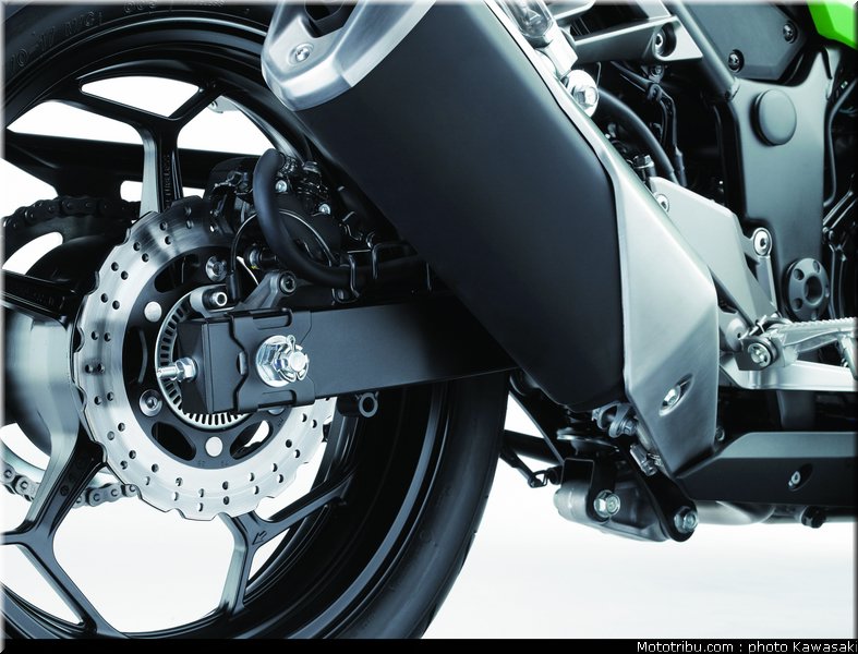 kawasaki_2013_ninja_300_34