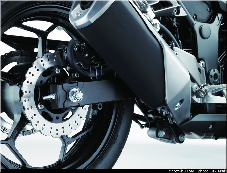 kawasaki_2013_ninja_300_37