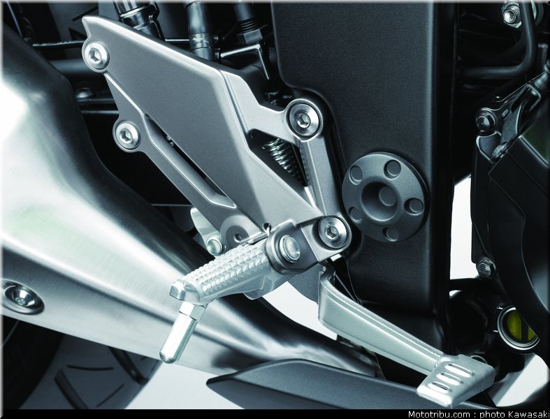 kawasaki_2013_ninja_300_39