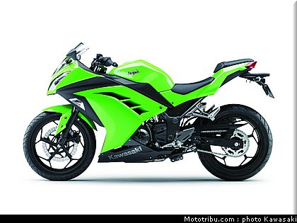 kawasaki_2013_ninja_300_02.jpg