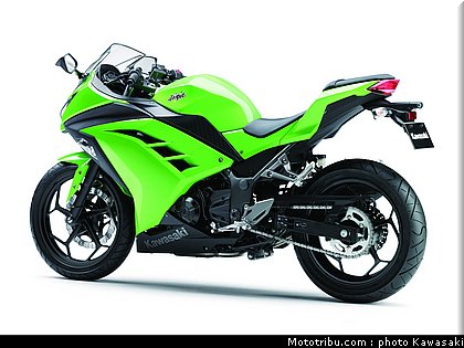 kawasaki_2013_ninja_300_04.jpg