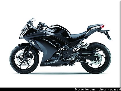 kawasaki_2013_ninja_300_09.jpg