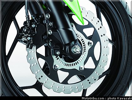 kawasaki_2013_ninja_300_33.jpg