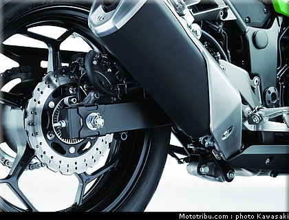 kawasaki_2013_ninja_300_34.jpg