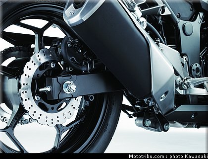 kawasaki_2013_ninja_300_37.jpg