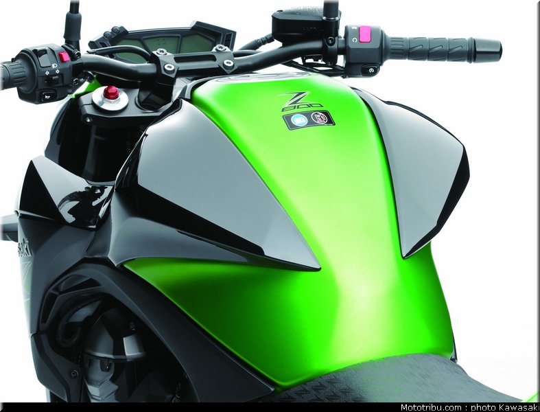 kawasaki_2013_z800_056