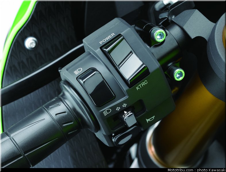 kawasaki_2013_zx_6r_019