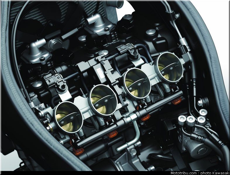 kawasaki_2013_zx_6r_038