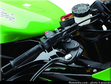 kawasaki_2013_zx_6r_020.jpg