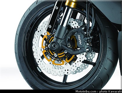 kawasaki_2013_zx_6r_035.jpg