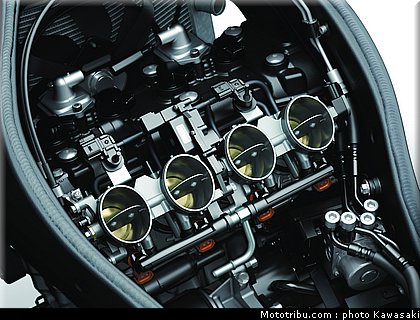 kawasaki_2013_zx_6r_038.jpg