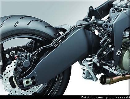 kawasaki_2013_zx_6r_043.jpg