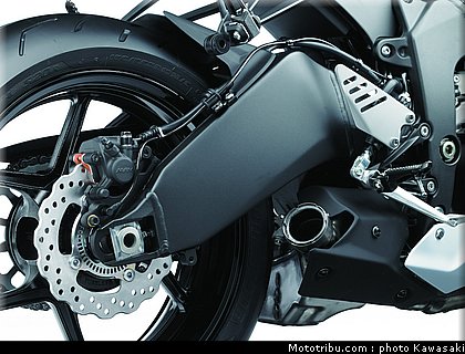 kawasaki_2013_zx_6r_044.jpg