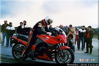 kawasaki_1984_ gpz900r_012.jpg