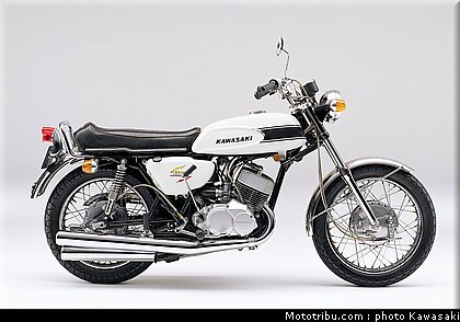 kawasaki_h1_1969_500ss_3.jpg