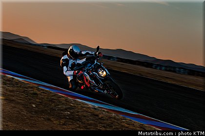 ktm_990_super_duke_2010_002.jpg