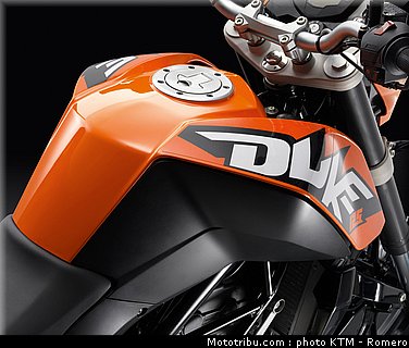 125_duke_014_ktm_2012.jpg