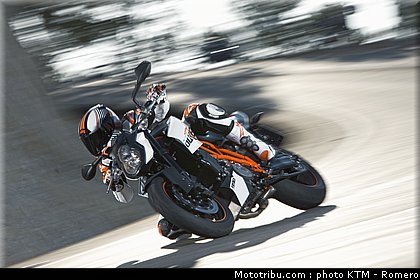 990_super_duke_002_ktm_2012.jpg