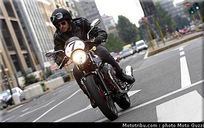 moto_guzzi_v7_racer_2011_014.jpg