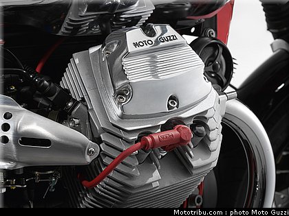 moto_guzzi_v7_racer_2011_030.jpg
