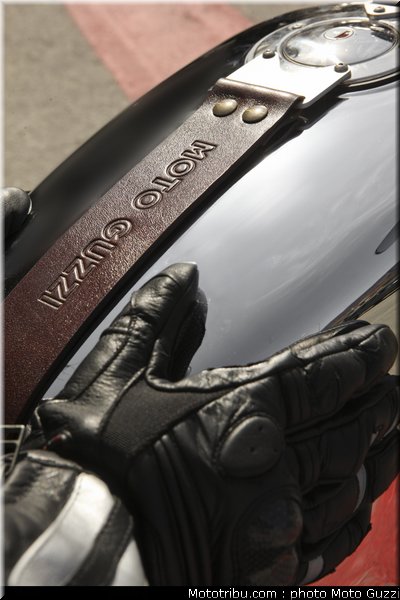 v7_racer_037_moto_guzzi_2012
