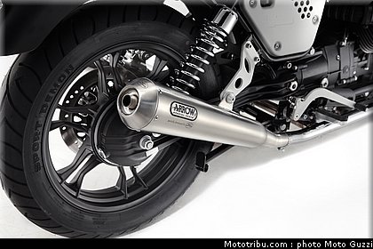 v7_015_moto_guzzi_2012.jpg
