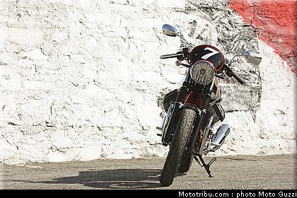 v7_racer_006_moto_guzzi_2012.jpg