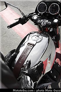 v7_racer_036_moto_guzzi_2012.jpg