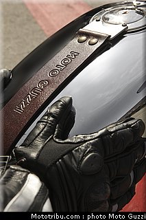 v7_racer_037_moto_guzzi_2012.jpg