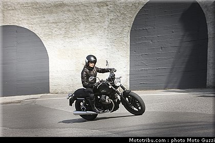 v7_stone_005_moto_guzzi_2012.jpg