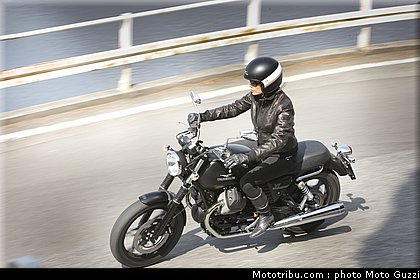v7_stone_007_moto_guzzi_2012.jpg
