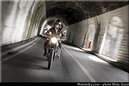 v7_stone_008_moto_guzzi_2012.jpg
