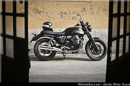 v7_stone_019_moto_guzzi_2012.jpg